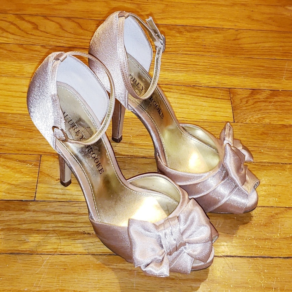Audrey Brooke Open Toe Shoes Beige